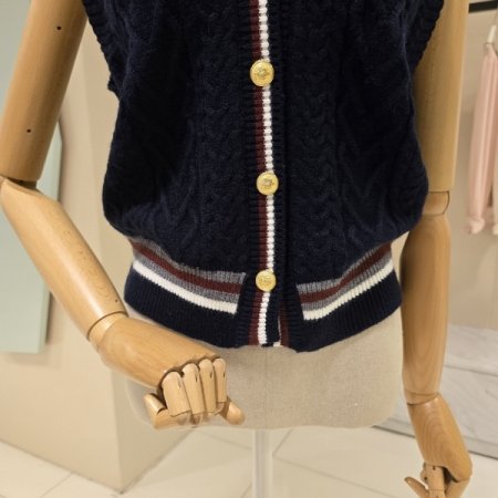 브이넥 꽈배기 니트조끼