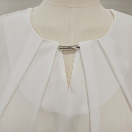 주름민소매블라우스