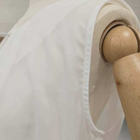 주름민소매블라우스