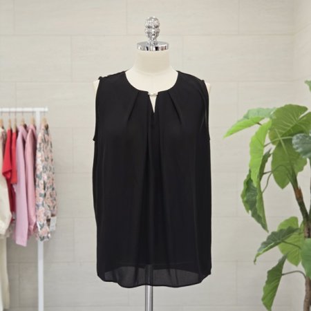 주름민소매블라우스