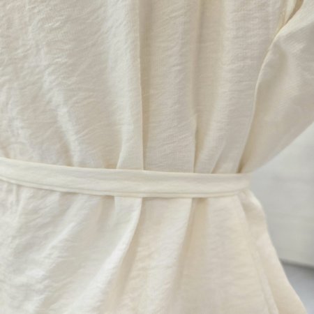 D링벨트터틀반팔블라우스