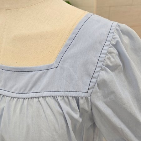 스티치배색반팔블라우스