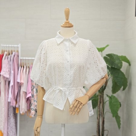 펀칭끈크롭블라우스