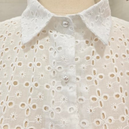 펀칭끈크롭블라우스