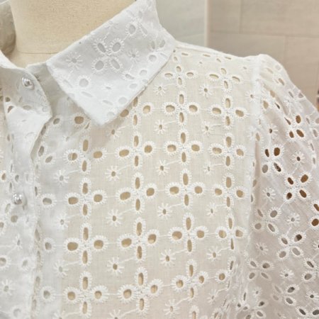 펀칭끈크롭블라우스