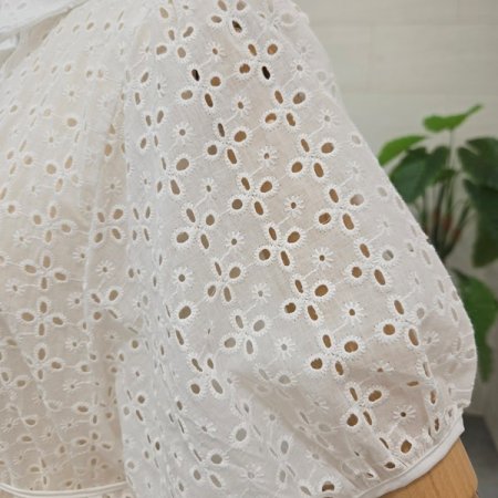 펀칭끈크롭블라우스