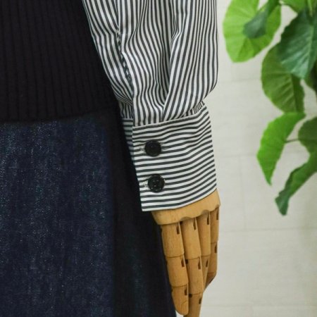 셔츠배색단추긴팔니트