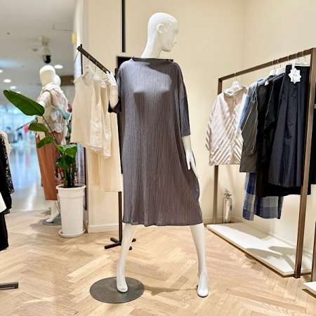 울티모 반하이넥 소매 배색 플리츠 원피스