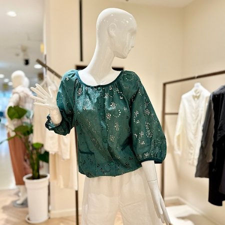 울티모 아일렛 펀칭 버튼 클로징 블라우스