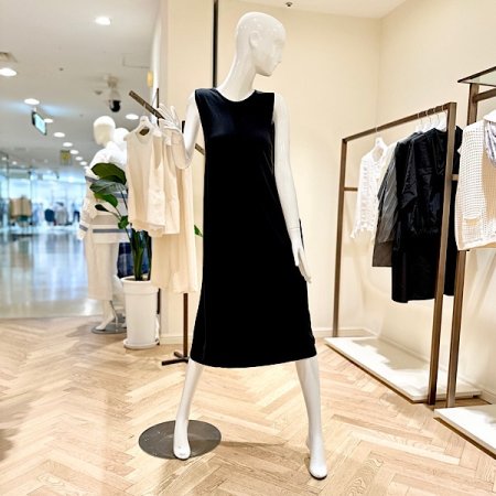 울티모 민소매 텐션 블랙 원피스