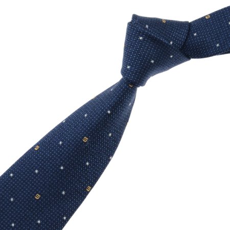 투톤 조직감과 어우러진 로고 타이