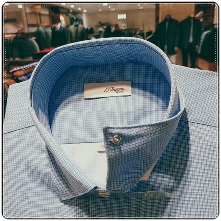 구김이 없는 것이 특징인 슬림셔츠