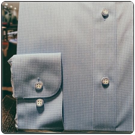 구김이 없는 것이 특징인 슬림셔츠