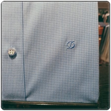 구김이 없는 것이 특징인 슬림셔츠