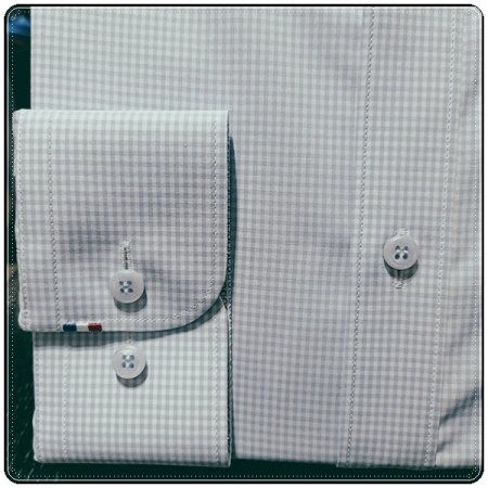 오른쪽커프스의듀퐁만의시그니처인 자수