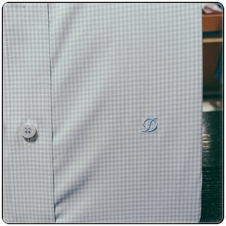 오른쪽커프스의듀퐁만의시그니처인 자수