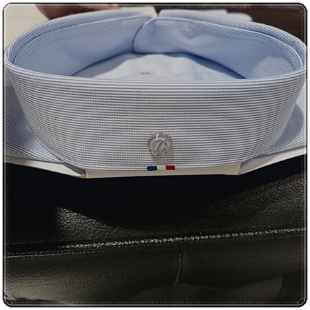 듀퐁만의 아이덴티티인 둥근D라벨셔츠