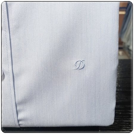 듀퐁만의 아이덴티티인 둥근D라벨셔츠