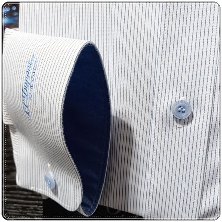 스트레치 소재의 핀스트라이프 원단셔츠