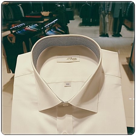 시그니처인 풀로고 자수를 수놓은셔츠