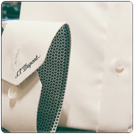 시그니처인 풀로고 자수를 수놓은셔츠