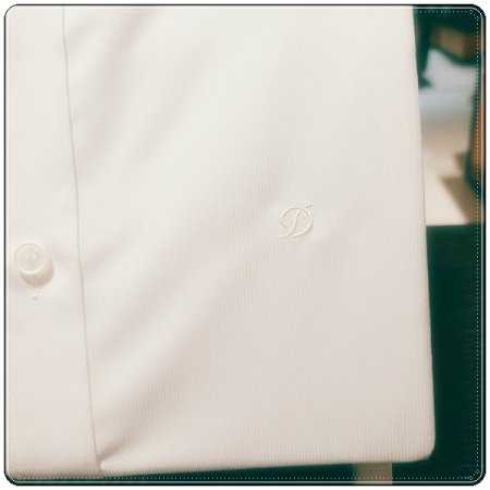 시그니처인 풀로고 자수를 수놓은셔츠