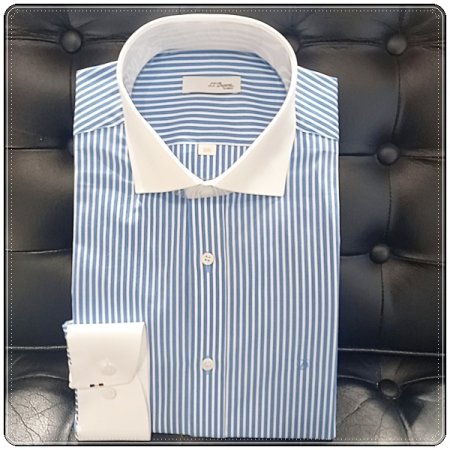 삼색자수가 수놓아진 클래식클래릭셔츠