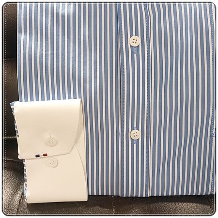 삼색자수가 수놓아진 클래식클래릭셔츠