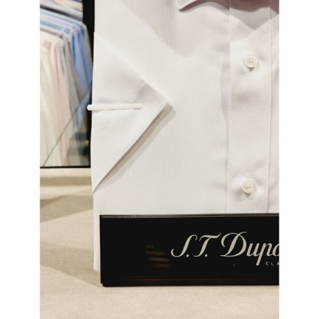 카라 뒷고대에삼색자수와 D로고새김셔츠