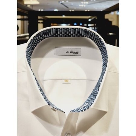 카라 뒷고대에삼색자수와 D로고새김셔츠