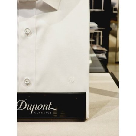 카라 뒷고대에삼색자수와 D로고새김셔츠