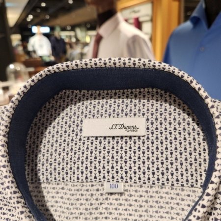 물고기 모티브로 프린팅한 슬림핏셔츠