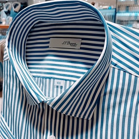 삼색자수를 카라 뒷고대에 자수놓은셔츠