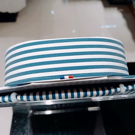 삼색자수를 카라 뒷고대에 자수놓은셔츠