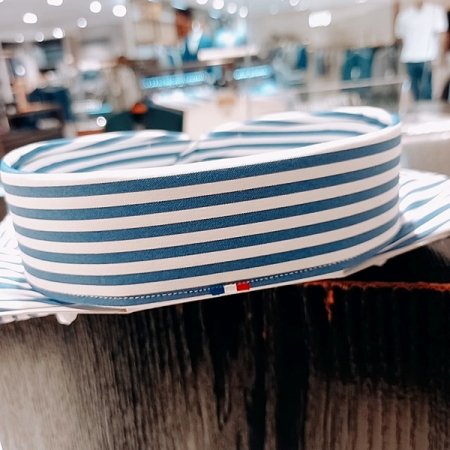 삼색자수를 카라 뒷고대에 자수놓은셔츠