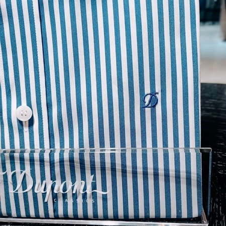 삼색자수를 카라 뒷고대에 자수놓은셔츠