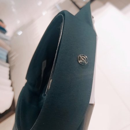 카라뒷고대 둥근D리벳 사양의슬림핏셔츠