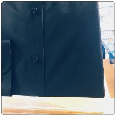 듀퐁만의 시그니처인 삼색자수 사양셔츠