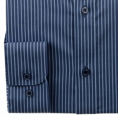 구김이 없는 것이 특징인 셔츠