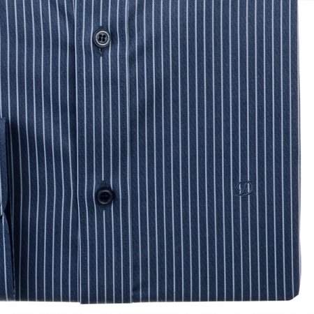 구김이 없는 것이 특징인 셔츠