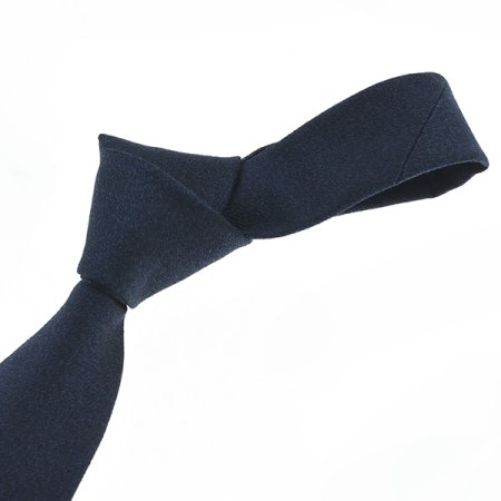 깔끔한 조직감이 돋보이는 솔리드 타이