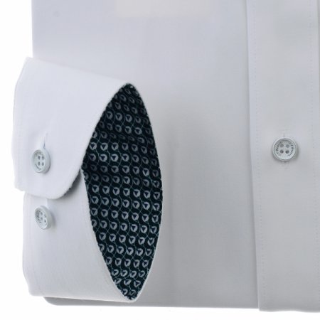 배색 사양의 클래식한 컴포터블 셔츠