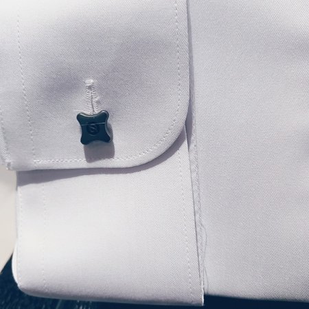 터치감이 좋은 화이트 일반핏셔츠