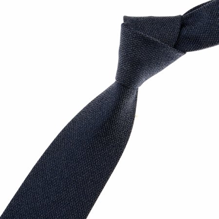 깔끔한 조직감이 돋보이는 솔리드 타이