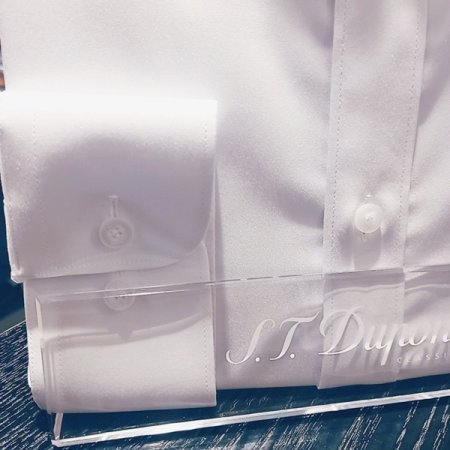 듀퐁만의 시그니처인 삼색자수셔츠