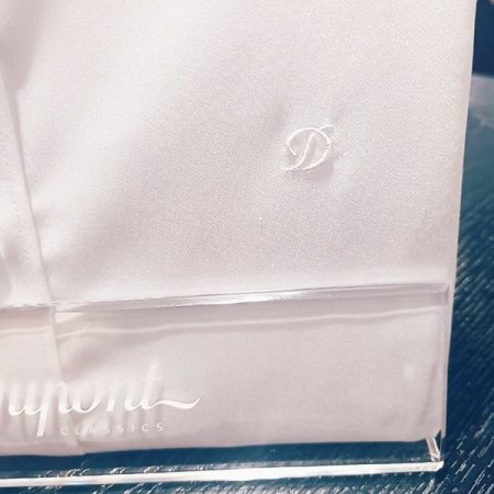 듀퐁만의 시그니처인 삼색자수셔츠