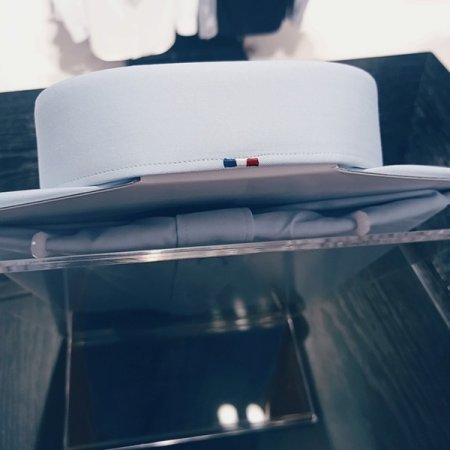 듀퐁만의 시그니처인 삼색자수셔츠