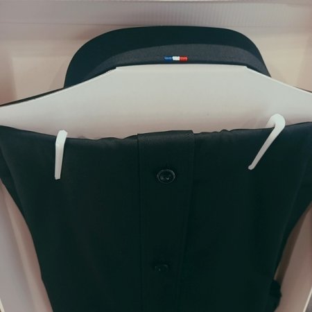 듀퐁만의 시그니처인 삼색자수셔츠