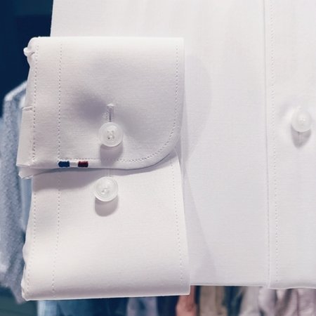 삼색자수를수놓은 클래식한 비즈니스셔츠