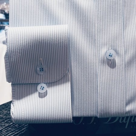 터치감이 좋은 핀 스트라이프 셔츠